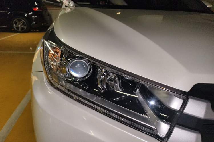 Used Toyota Highlander 2018 2.0T Four-Wheel Drive Luxury Version 7 Seats China VI Standard Right Front Headlight