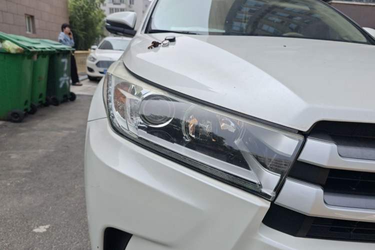 Used Toyota Highlander 2018 2.0T Four-Wheel Drive Luxury Edition 7 Seats China V Emission Standard Right Front Headlight