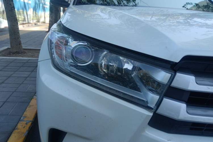 Used Toyota Highlander 2018 2.0T Four-Wheel Drive Luxury Version 7 Seats China VI Standard Right Front Headlight