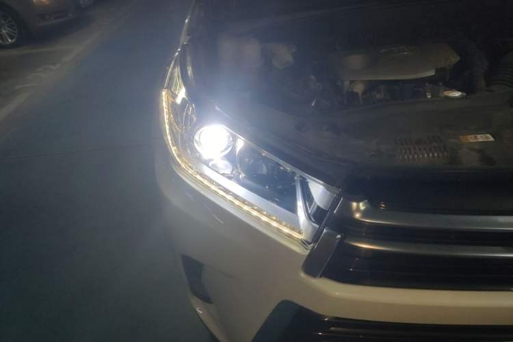 Used Toyota Highlander 2018 2.0T Four-Wheel Drive Prestige Version 7 Seats China VI Standard Right Front Headlight