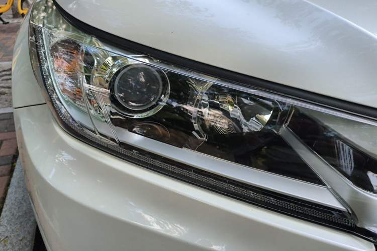 Used Toyota Highlander 2018 2.0T Four-Wheel Drive Luxury Edition 7 Seats China V Emission Standard Right Front Headlight
