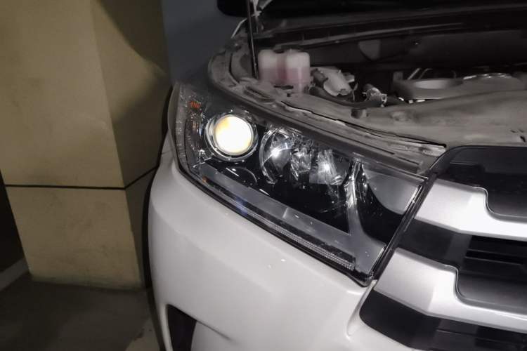 Used Toyota Highlander 2018 2.0T Four-Wheel Drive Luxury Version 7 Seats China VI Standard Right Front Headlight