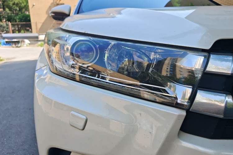 Used Toyota Highlander 2018 2.0T Four-Wheel Drive Supreme Edition 7-Seater China VI Right Front Headlight