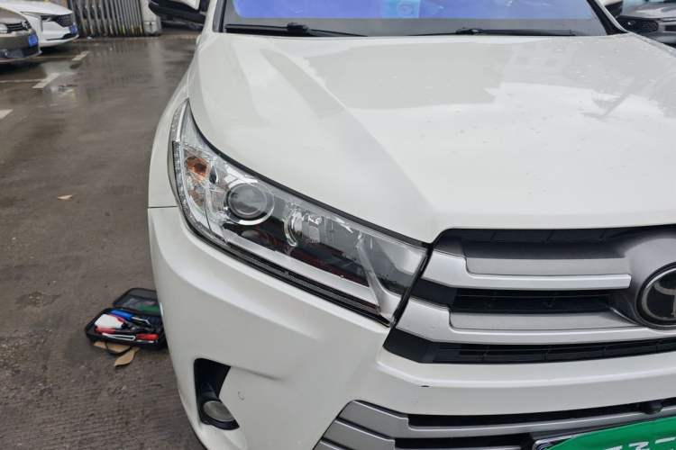 Used Toyota Highlander 2018 2.0T Four-Wheel Drive Luxury Edition 7 Seats China V Emission Standard Right Front Headlight