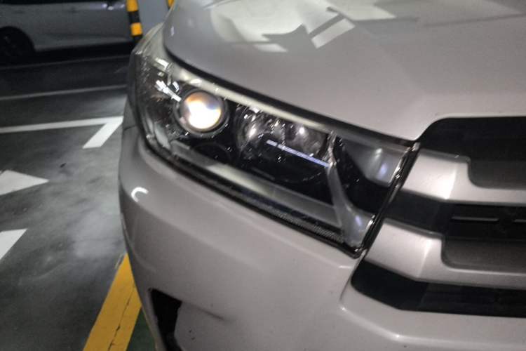 Used Toyota Highlander 2018 2.0T Four-Wheel Drive Luxury Version 7 Seats China VI Standard Right Front Headlight