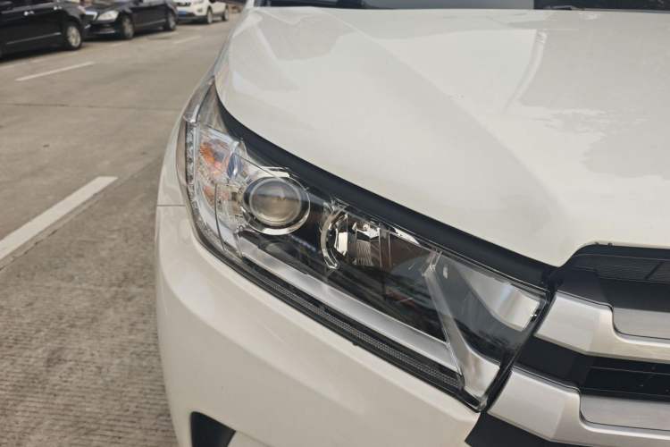 Used Toyota Highlander 2018 2.0T Four-Wheel Drive Luxury Edition 7 Seats China V Emission Standard Right Front Headlight