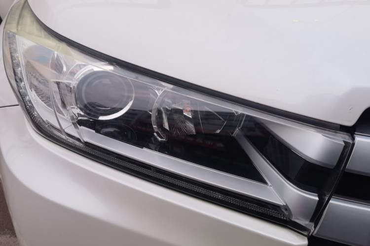 Used Toyota Highlander 2018 2.0T Four-Wheel Drive Luxury Edition 7 Seats China V Emission Standard Right Front Headlight