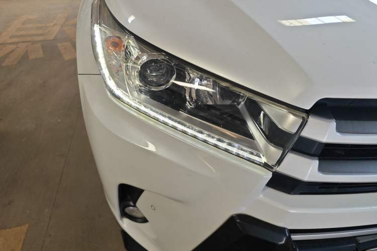 Used Toyota Highlander 2018 2.0T Four-Wheel Drive Luxury Version 7 Seats China VI Standard Right Front Headlight