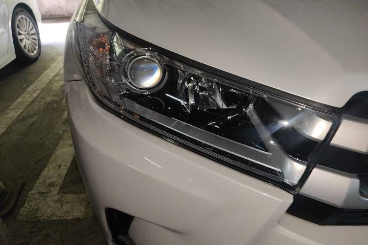 Used Toyota Highlander 2018 2.0T Four-Wheel Drive Luxury Edition 7 Seats China V Emission Standard Right Front Headlight