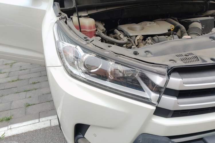Used Toyota Highlander 2018 2.0T Four-Wheel Drive Luxury Edition 7 Seats China V Emission Standard Right Front Headlight