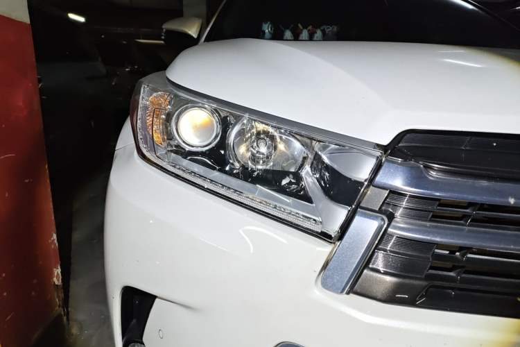 Used Toyota Highlander 2018 2.0T Four-Wheel Drive Prestige Version 7 Seats China VI Standard Right Front Headlight