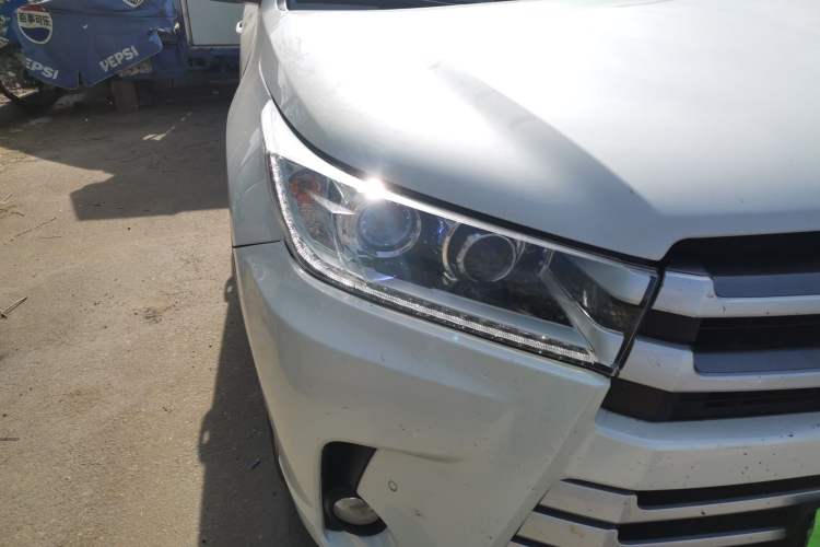 Used Toyota Highlander 2018 2.0T Four-Wheel Drive Luxury Edition 7 Seats China V Emission Standard Right Front Headlight