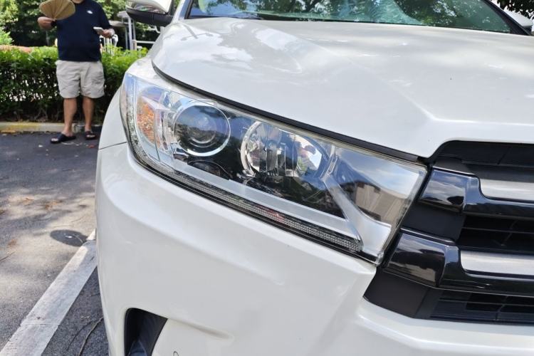 Used Toyota Highlander 2018 2.0T Four-Wheel Drive Luxury Edition 7 Seats China V Emission Standard Right Front Headlight