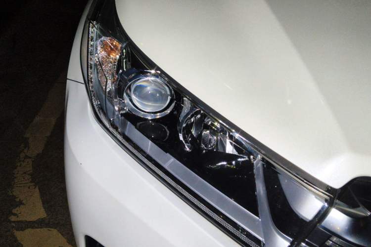 Used Toyota Highlander 2018 2.0T Four-Wheel Drive Prestige Version 7 Seats China V Emission Standard Right Front Headlight
