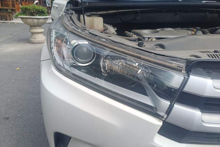 Used Toyota Highlander 2018 2.0T Four-Wheel Drive Luxury Edition 7 Seats China V Emission Standard Right Front Headlight