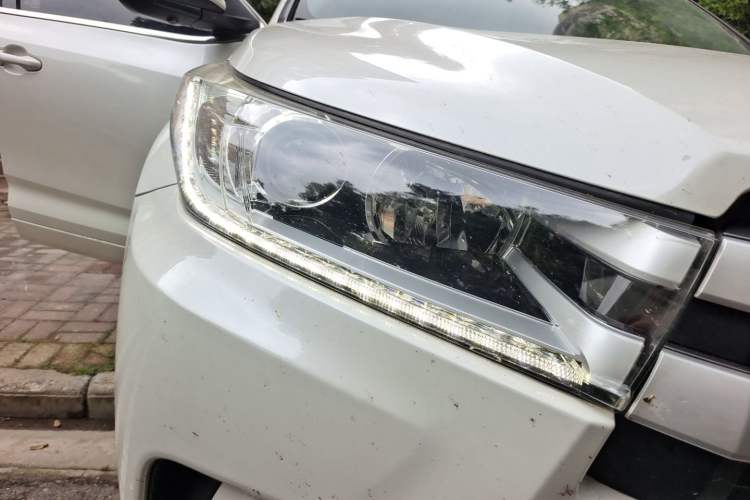 Used Toyota Highlander 2018 2.0T Four-Wheel Drive Luxury Edition 7 Seats China V Emission Standard Right Front Headlight