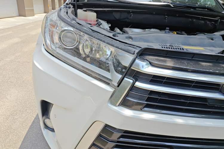 Used Toyota Highlander 2018 2.0T Four-Wheel Drive Prestige Version 7 Seats China V Emission Standard Right Front Headlight