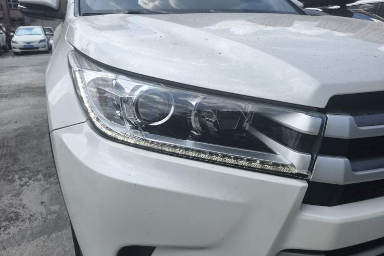 Used Toyota Highlander 2018 2.0T Four-Wheel Drive Luxury Edition 7 Seats China V Emission Standard Right Front Headlight