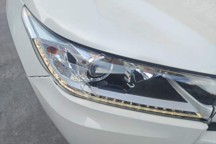Used Toyota Highlander 2018 2.0T Four-Wheel Drive Luxury Edition 7 Seats China V Emission Standard Right Front Headlight