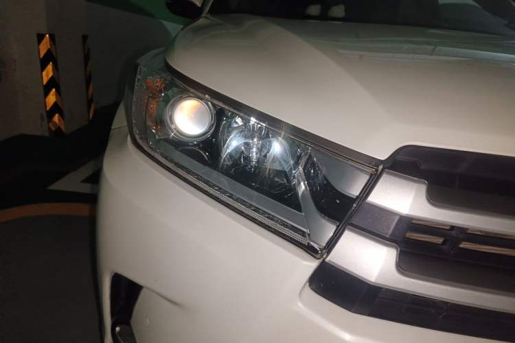Used Toyota Highlander 2018 2.0T Four-Wheel Drive Luxury Version 7 Seats China VI Standard Right Front Headlight