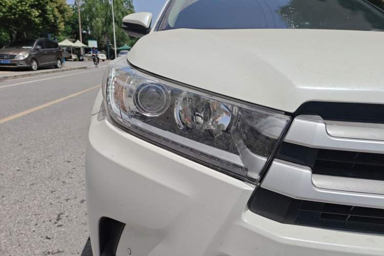 Used Toyota Highlander 2018 2.0T Four-Wheel Drive Luxury Edition 7 Seats China V Emission Standard Right Front Headlight