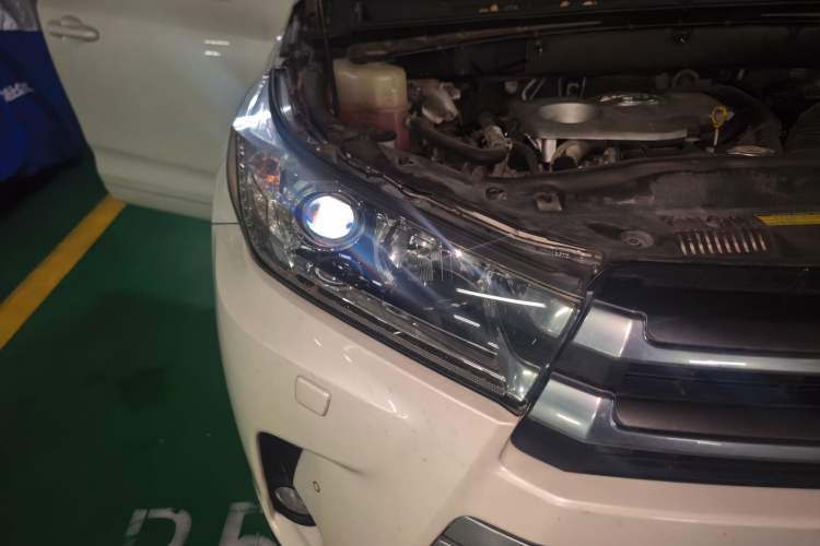 Used Toyota Highlander 2018 2.0T Four-Wheel Drive Supreme Edition 7-Seater China VI Right Front Headlight