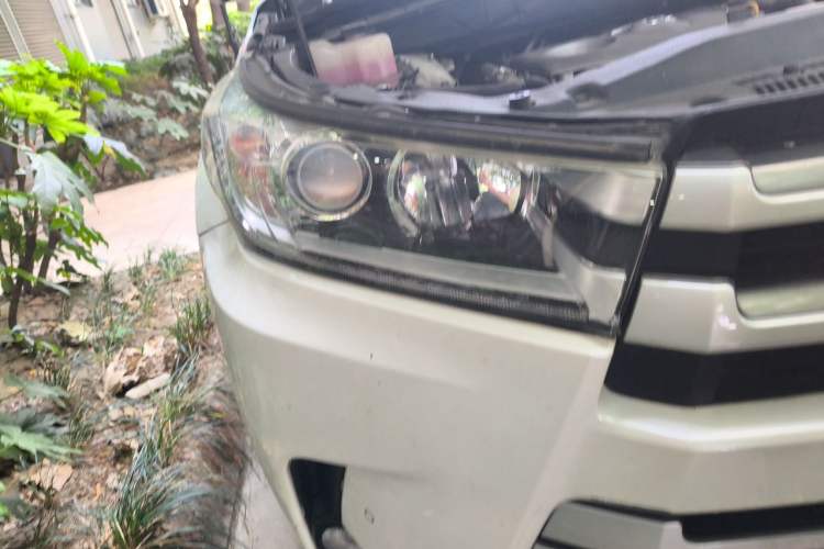 Used Toyota Highlander 2018 2.0T Four-Wheel Drive Luxury Version 7 Seats China VI Standard Right Front Headlight