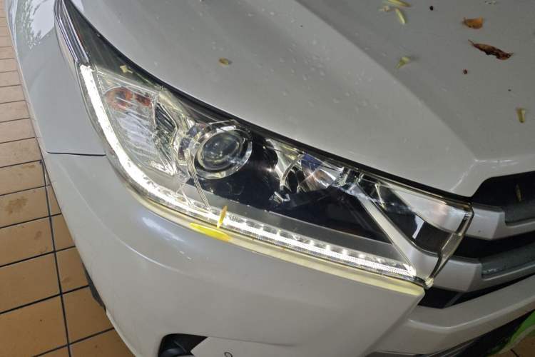 Used Toyota Highlander 2018 2.0T Four-Wheel Drive Luxury Edition 7 Seats China V Emission Standard Right Front Headlight