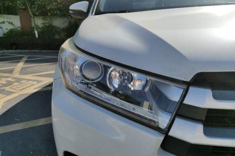Used Toyota Highlander 2018 2.0T Four-Wheel Drive Luxury Version 7 Seats China VI Standard Right Front Headlight