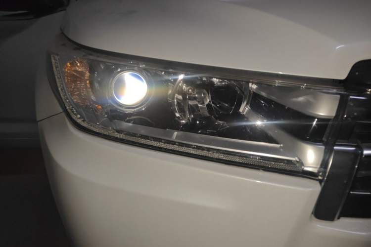Used Toyota Highlander 2018 2.0T Four-Wheel Drive Prestige Version 7 Seats China VI Standard Right Front Headlight