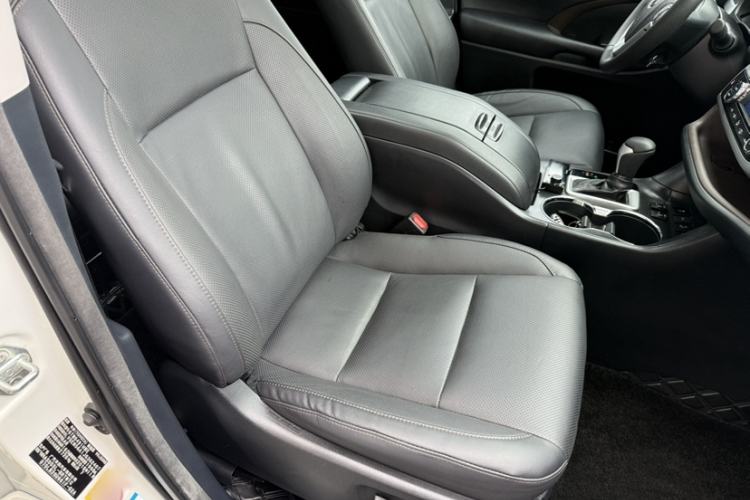 Used Toyota Highlander 2018 2.0T Four-Wheel Drive Prestige Version 7 Seats China V Emission Standard Right Front Seat