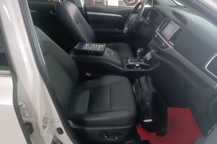 Used Toyota Highlander 2018 2.0T Four-Wheel Drive Luxury Version 7 Seats China VI Standard Right Front Seat