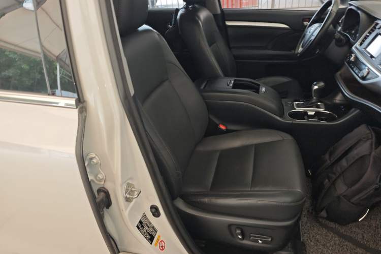 Used Toyota Highlander 2018 2.0T Two-Wheel-Drive Luxury Edition 7 Seats Emission Standard China V Right Front Seat