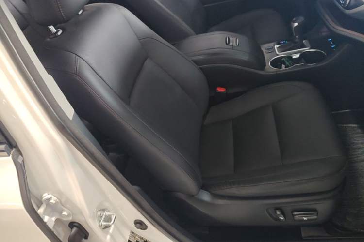 Used Toyota Highlander 2018 2.0T Four-Wheel Drive Luxury Edition 7 Seats China V Emission Standard Right Front Seat