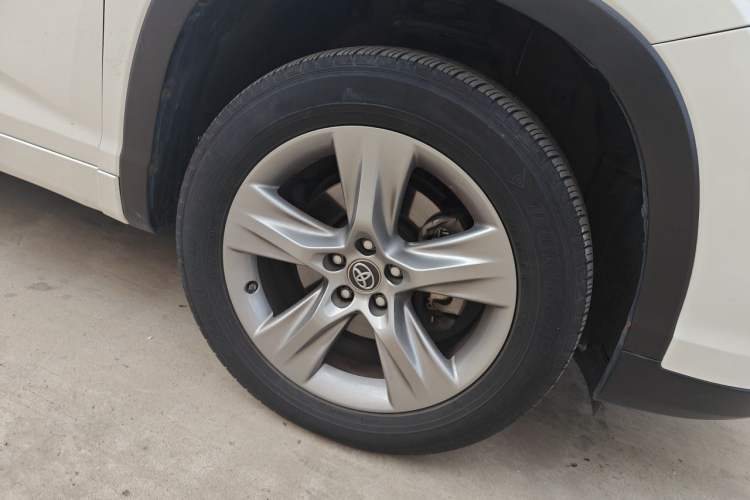 Used Toyota Highlander 2018 2.0T Four-Wheel Drive Luxury Edition 7 Seats China V Emission Standard Right Front Wheel Hub