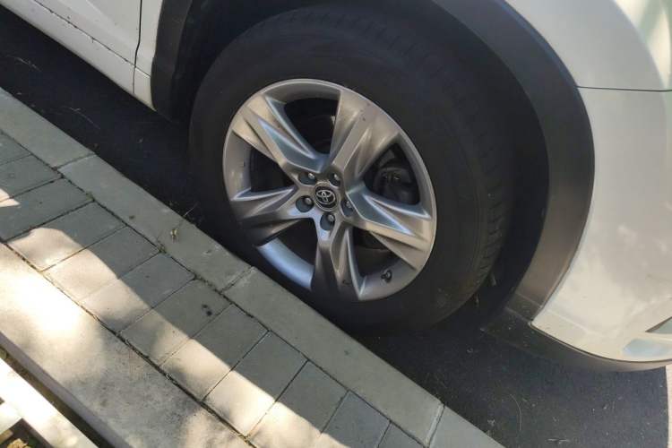 Used Toyota Highlander 2018 2.0T Four-Wheel Drive Luxury Edition 7 Seats China V Emission Standard Right Front Wheel Hub