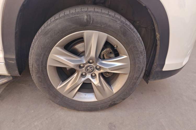 Used Toyota Highlander 2018 2.0T Four-Wheel Drive Luxury Version 7 Seats China VI Standard Right Front Wheel Hub