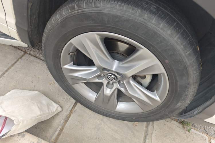 Used Toyota Highlander 2018 2.0T Four-Wheel Drive Prestige Version 7 Seats China VI Standard Right Front Wheel Hub
