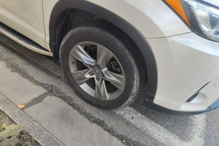 Used Toyota Highlander 2018 2.0T Four-Wheel Drive Luxury Edition 7 Seats China V Emission Standard Right Front Wheel Hub