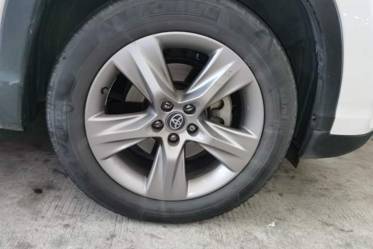 Used Toyota Highlander 2018 2.0T Four-Wheel Drive Prestige Version 7 Seats China VI Standard Right Front Wheel Hub