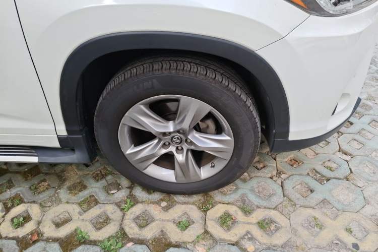Used Toyota Highlander 2018 2.0T Four-Wheel Drive Luxury Edition 7 Seats China V Emission Standard Right Front Wheel Hub