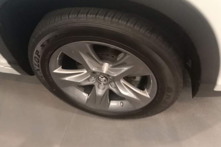 Used Toyota Highlander 2018 2.0T Four-Wheel Drive Luxury Version 7 Seats China VI Standard Right Front Wheel Hub
