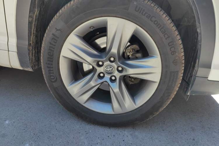 Used Toyota Highlander 2018 2.0T Four-Wheel Drive Luxury Edition 7 Seats China V Emission Standard Right Front Wheel Hub