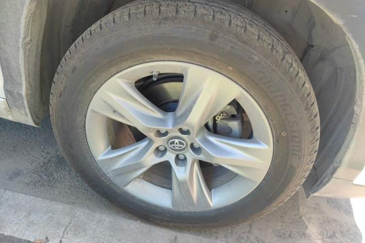 Used Toyota Highlander 2018 2.0T Four-Wheel Drive Luxury Version 7 Seats China VI Standard Right Front Wheel Hub