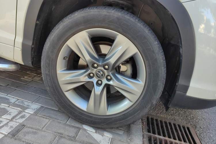 Used Toyota Highlander 2018 2.0T Four-Wheel Drive Prestige Version 7 Seats China VI Standard Right Front Wheel Hub