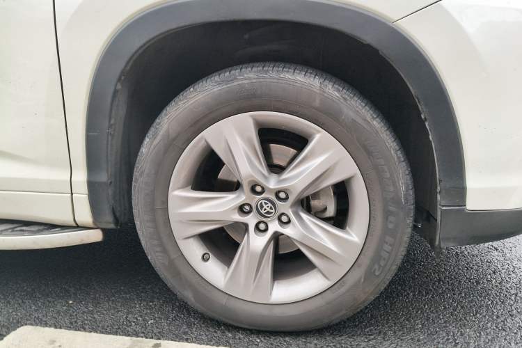 Used Toyota Highlander 2018 2.0T Four-Wheel Drive Prestige Version 7 Seats China V Emission Standard Right Front Wheel Hub