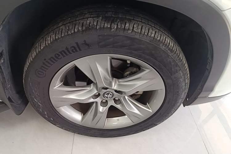 Used Toyota Highlander 2018 2.0T Four-Wheel Drive Prestige Version 7 Seats China VI Standard Right Front Wheel Hub