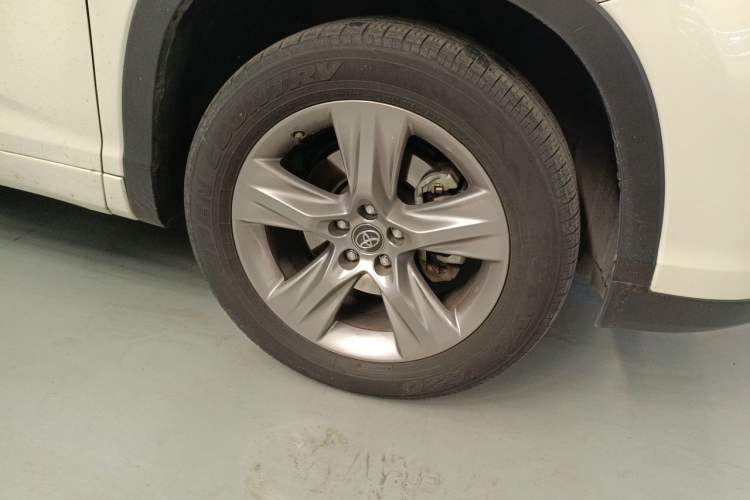Used Toyota Highlander 2018 2.0T Four-Wheel Drive Luxury Version 7 Seats China VI Standard Right Front Wheel Hub