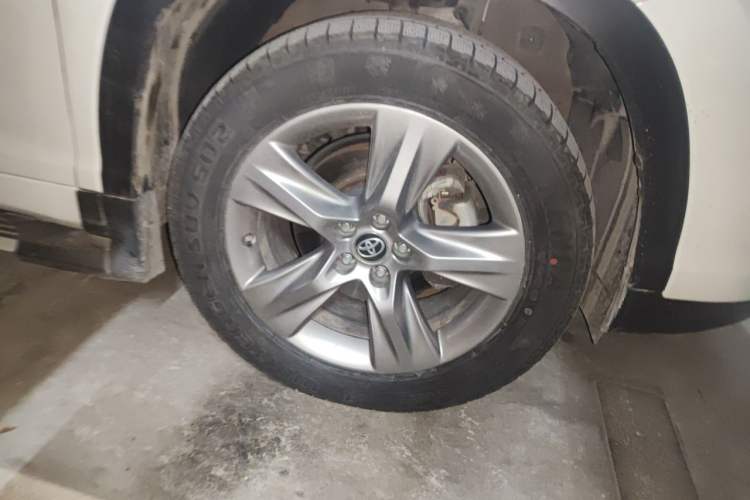 Used Toyota Highlander 2018 2.0T Four-Wheel Drive Luxury Version 7 Seats China VI Standard Right Front Wheel Hub