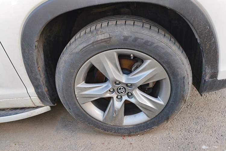 Used Toyota Highlander 2018 2.0T Four-Wheel Drive Luxury Edition 7 Seats China V Emission Standard Right Front Wheel Hub